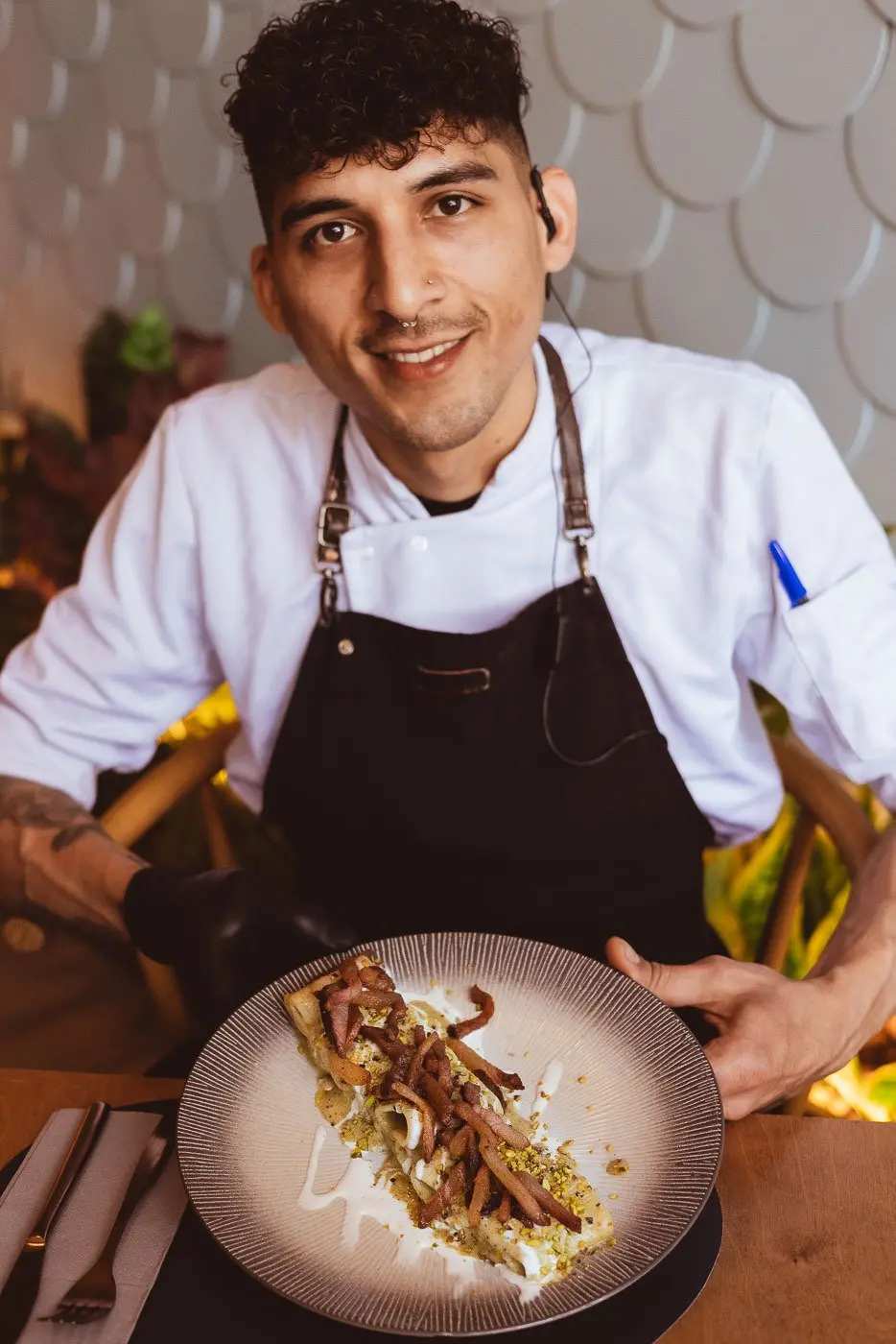 Miguel Escobar presentando uno de sus platos